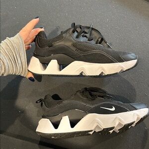 Woman’s Nike RYZ 365 2 . Size 9